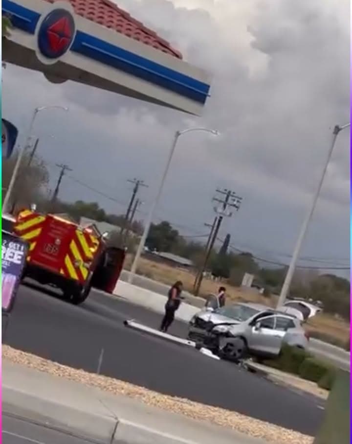 902T/902R....Division Street and Avenue K.....iPhone crash notification.....sheriff and FD enroute code 3...