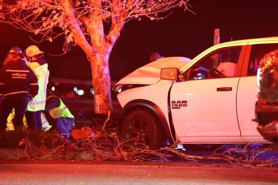 901T/901R....Avenue O-8 and Sierra Highway....deputy had a vehicle crash into a tree...