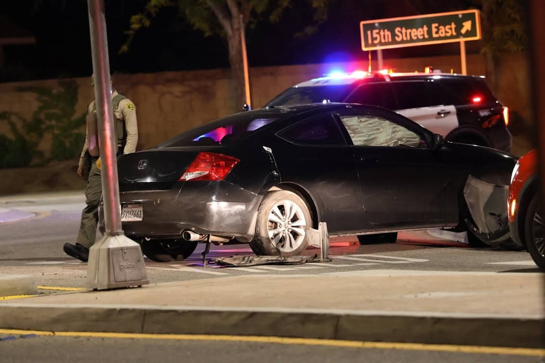 902T/902R....15th Street East and Lancaster Boulevard....solo vehicle collision vs sign and curb....sheriff...