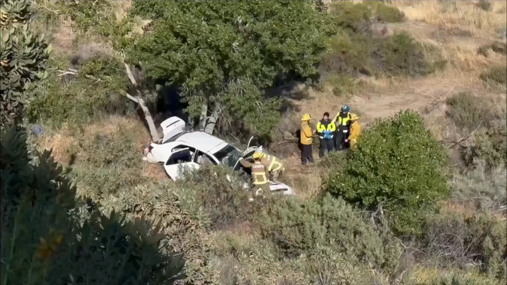 🚨 CLIFFSIDE CRASH — MAJOR RESPONSE IN AGUA DULCE Agua Dulce —...